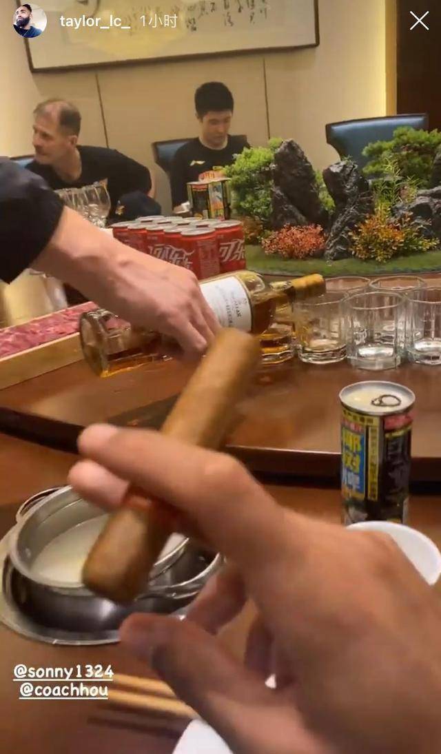 开云体育在线入口-包含球队夺冠后队员狂欢不止，庆功宴上尽情狂欢的词条