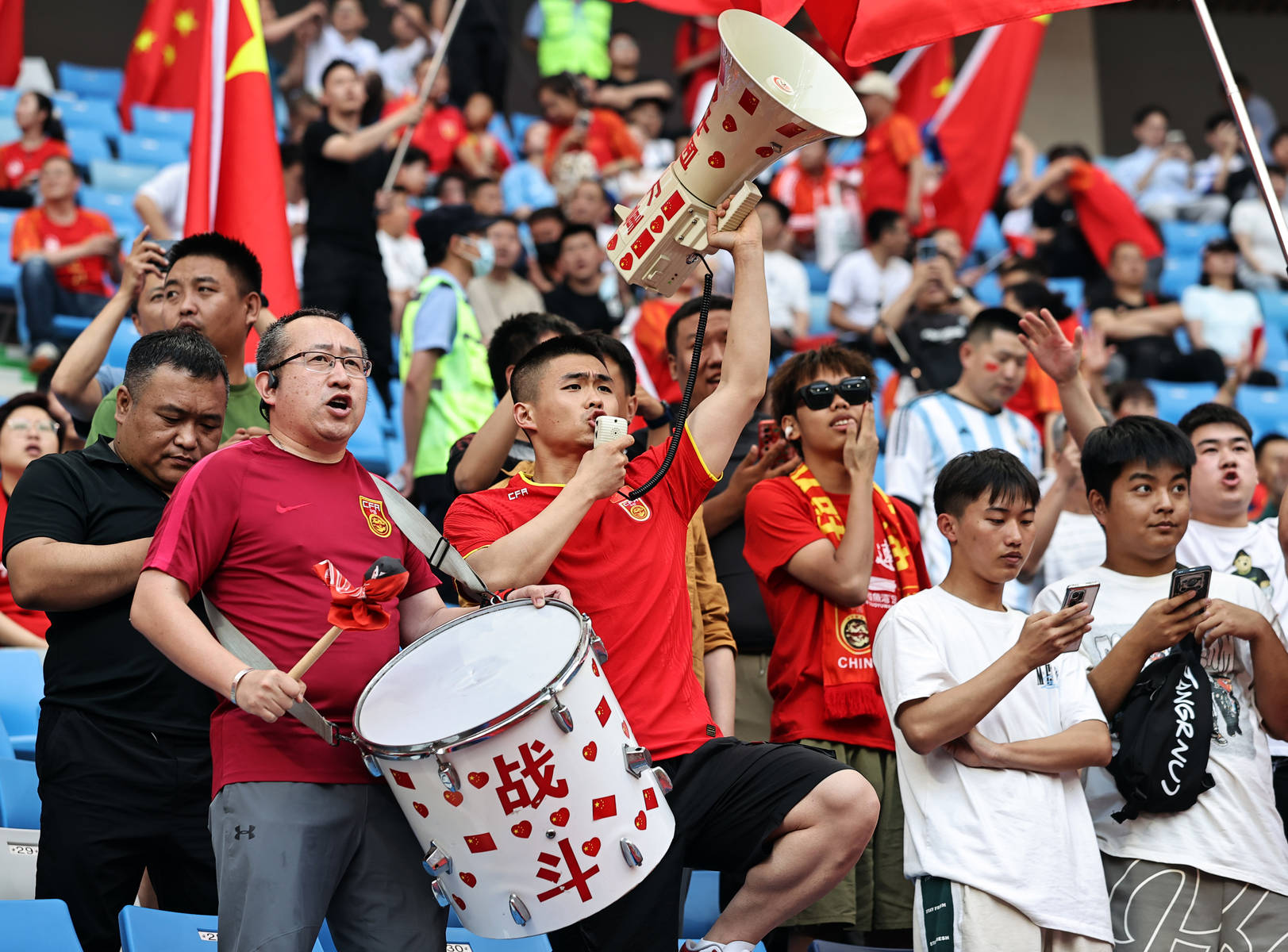 开云体育网-包含国际篮球盛事激战正酣，球迷狂热助威的词条