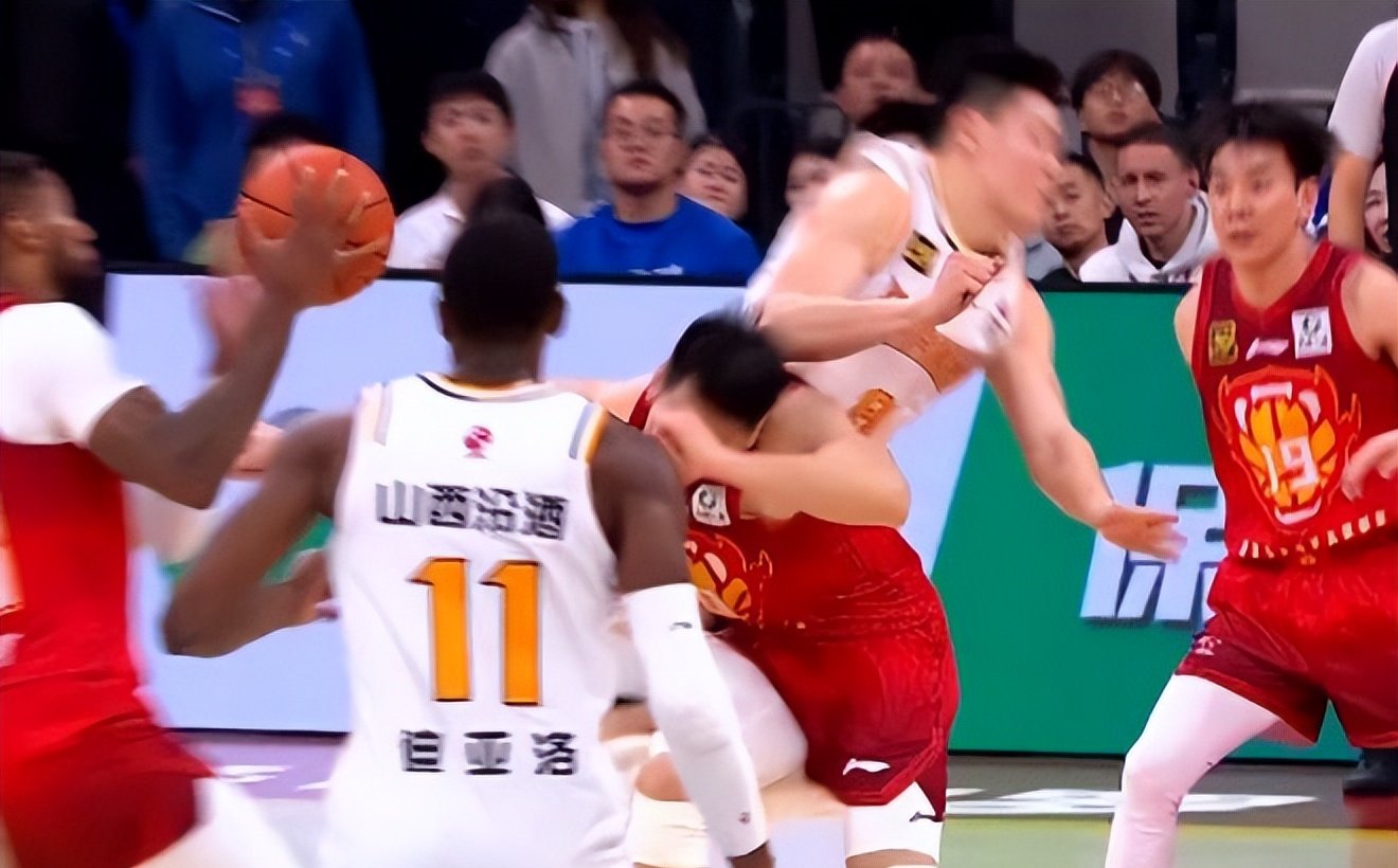 关于挑衅犯规引争议，球场风波久久不息的信息