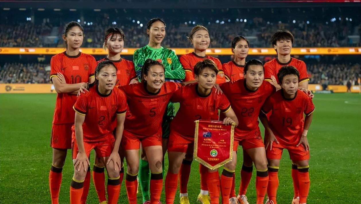 加拿大女足队员突破重围，赢得胜利